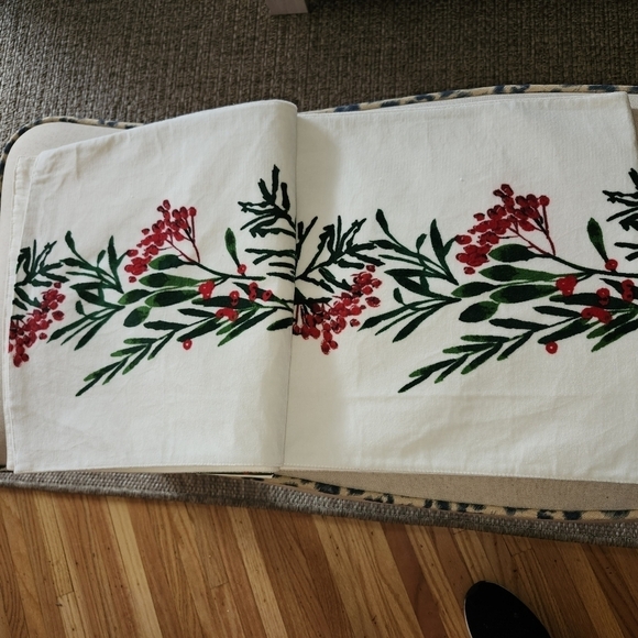NWT XMAS Velvet table runner - Picture 3 of 4
